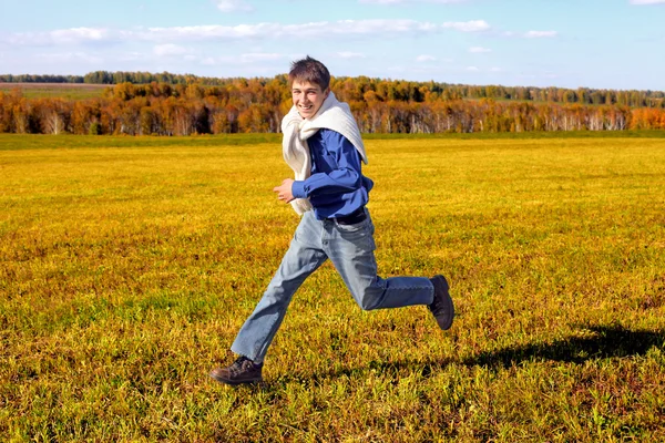 Счастливый подросток бежит — стоковое фото