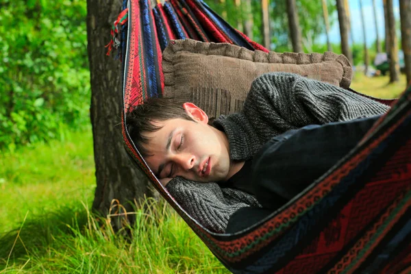 Mladý muž spí — Stock fotografie