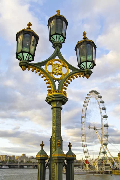 London вулиці світло ліхтарний стовп — стокове фото