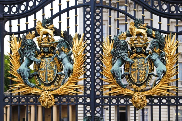 Brasão de armas real no Palácio de Buckingham — Fotografia de Stock