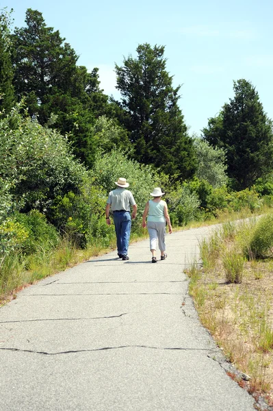 Couple on walking trail. — Stock Photo, Image