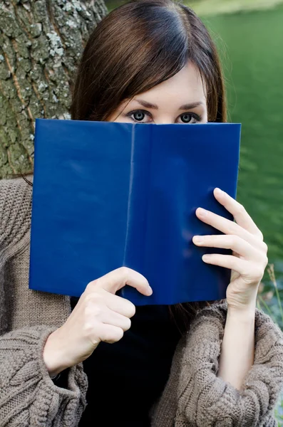 A lány, a könyv egy tó — Stock Fotó