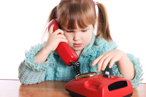 La petite fille parle par téléphone — Photo