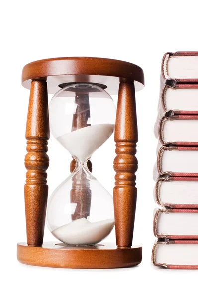 Песочные часы и книга изолированы на белом — стоковое фото