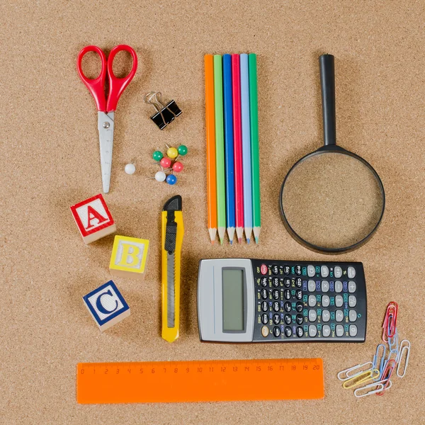 Vari accessori per la scuola su tavola da surf — Foto Stock