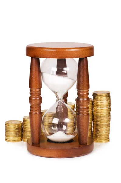 Timglas och mynt isolerad på vit — Stockfoto