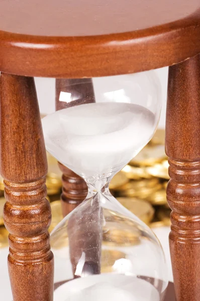 Hourglasses ve sikke üzerinde beyaz izole — Stok fotoğraf