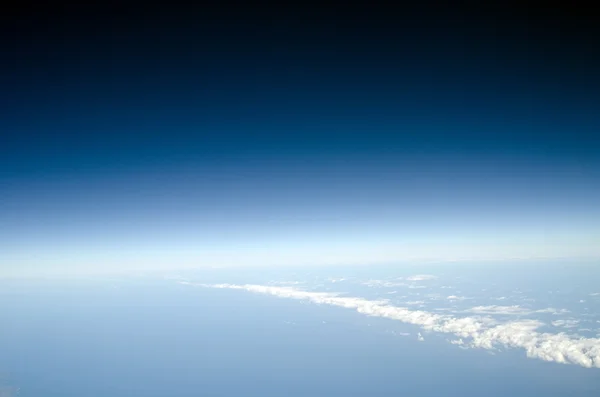 Vista sobre la tierra en las nubes de abajo —  Fotos de Stock