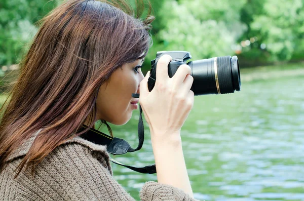 Das junge Mädchen mit der Kamera im Park — Stockfoto