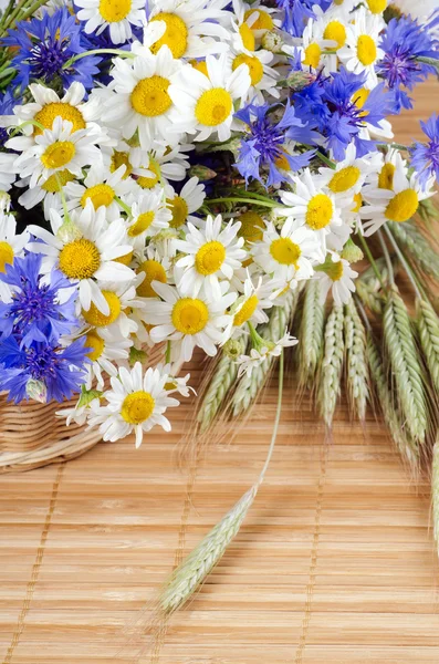 Mooie bloemen in een mandje — Stockfoto