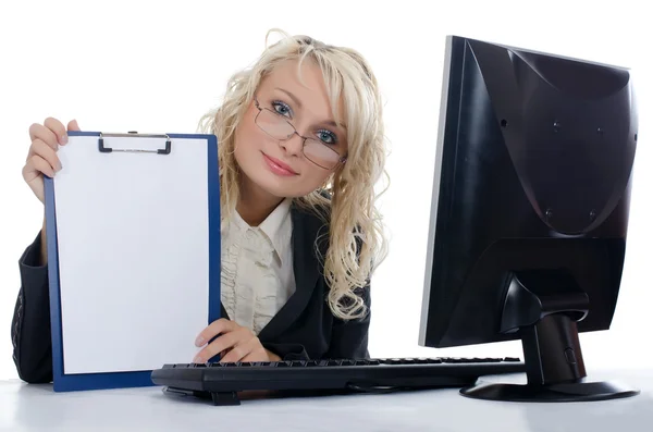 Den unga flickan bakom datorn — Stockfoto