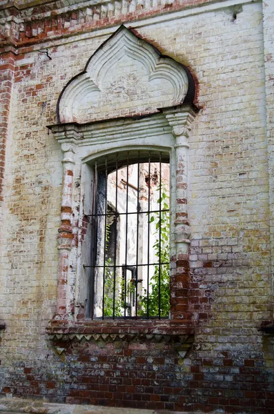 Вікно в зруйнованому старому будинку — стокове фото