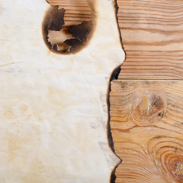 Старая бумага на деревянной поверхности — стоковое фото