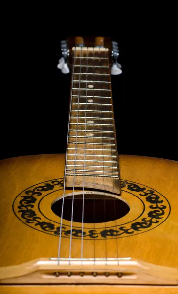 Siyah arkaplanda akustik gitar — Stok fotoğraf