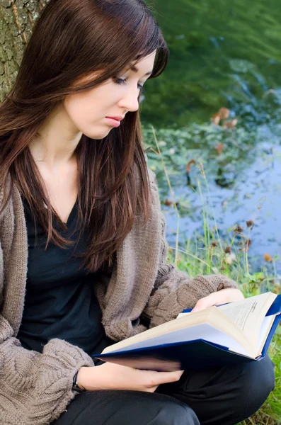 A menina com o livro em uma lagoa — Fotografia de Stock
