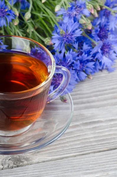 Glazen beker met een korenbloem thee — Stockfoto