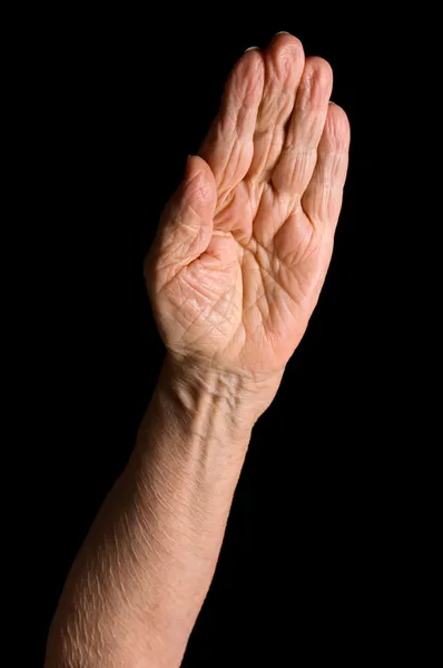 Ręce starej kobiety na czarnym tle — Zdjęcie stockowe