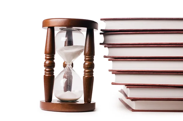 Reloj de arena y libro aislado en blanco — Foto de Stock