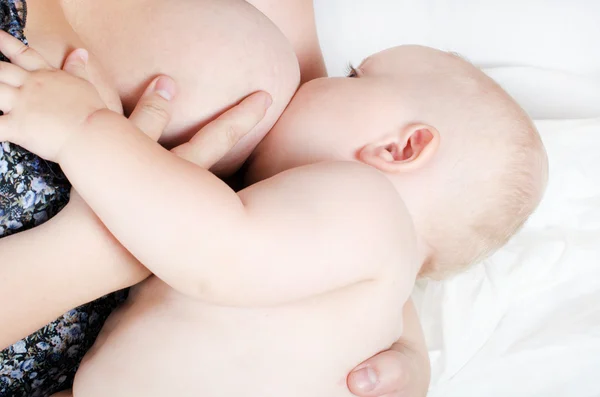 La mamma nutre il bambino piccolo — Foto Stock