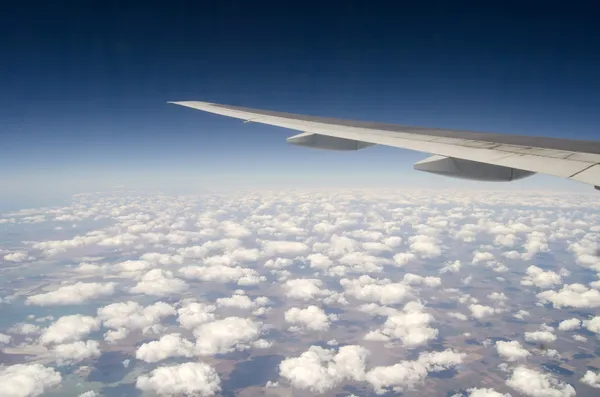 Näkymä taivaalle lentokoneesta — kuvapankkivalokuva