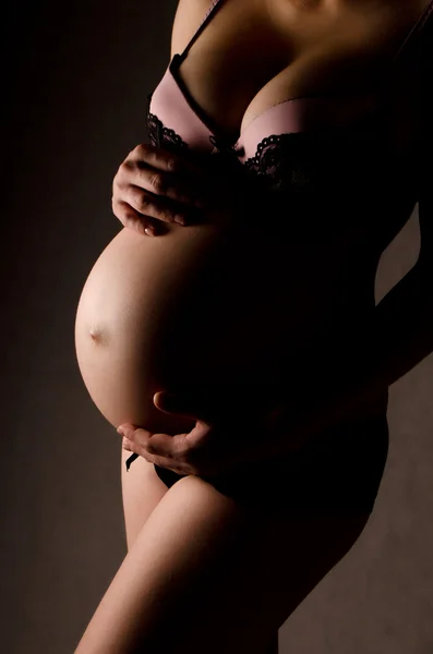 孕妇与美丽的腹部 — 图库照片