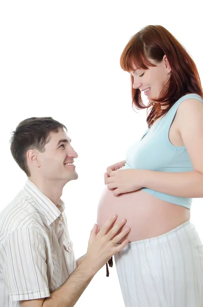 快乐怀孕夫妇被隔绝在白色 — 图库照片