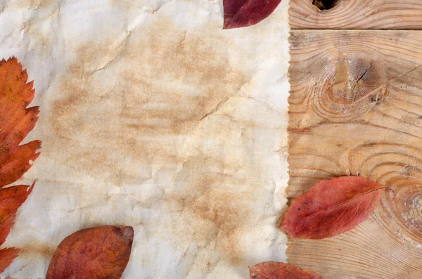 Oud papier op een houten oppervlak — Stockfoto