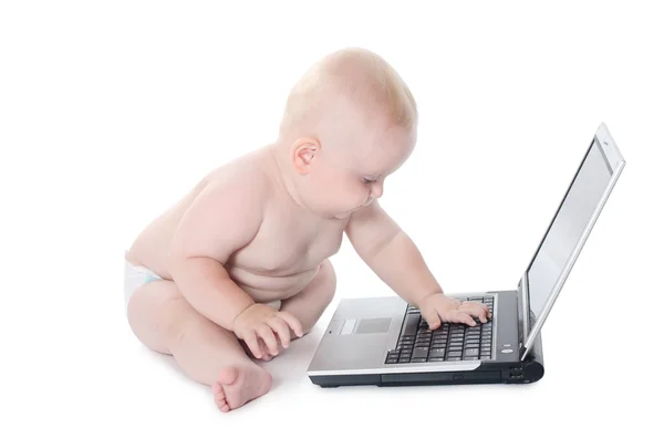 O bebezinho com o laptop — Fotografia de Stock