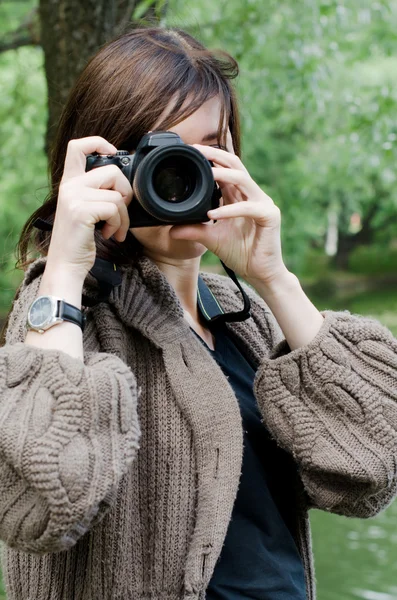 Девушка с камерой в парке — стоковое фото