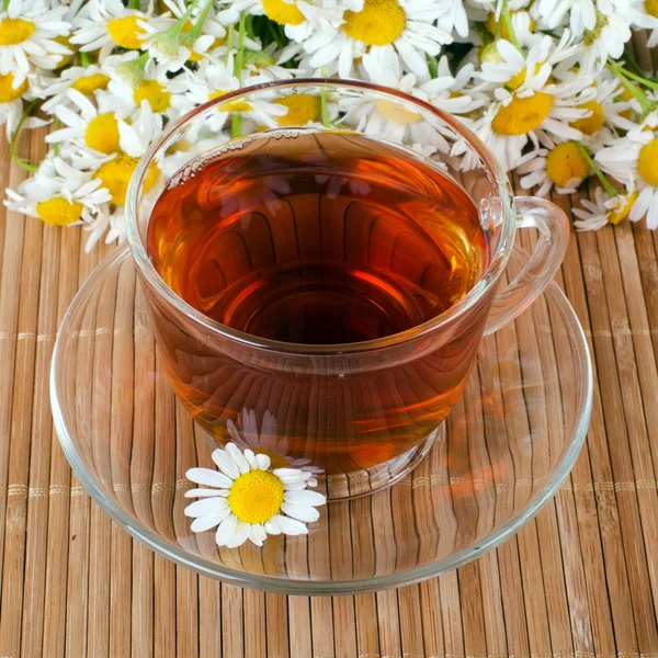 Sklenici s heřmánkovým čajem — Stock fotografie