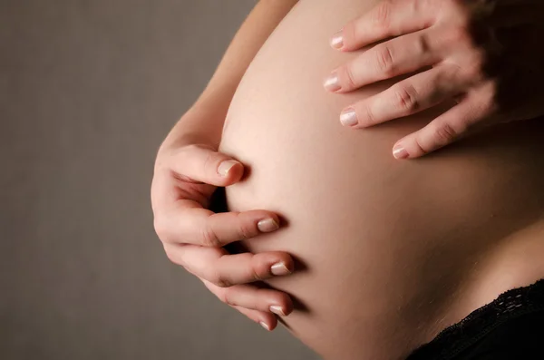 Mujer embarazada con vientre hermoso — Foto de Stock