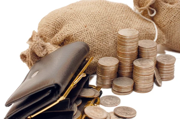 Portemonnee en zakken met munten geïsoleerd — Stockfoto
