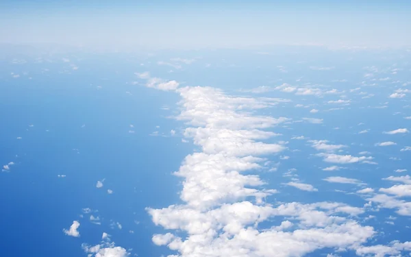 Вид над землею на хмарах нижче — стокове фото