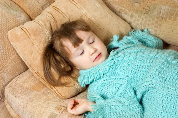 Маленькая девочка спит на диване — стоковое фото