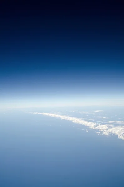 Näkymä maan päällä pilvien alla — kuvapankkivalokuva