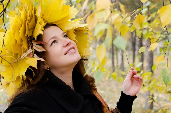 Het mooie meisje in herfst park — Stockfoto