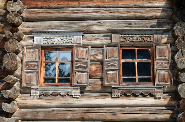 Finestra nella vecchia casa in legno — Foto Stock