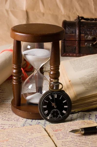 Hourglass and the book - vintage — Stock Photo, Image