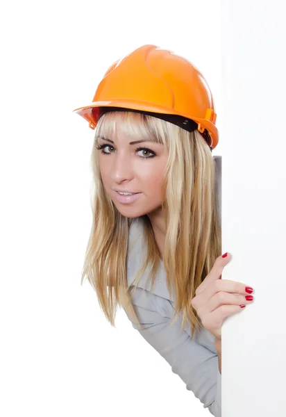 Bella ragazza in un casco da costruzione — Foto Stock