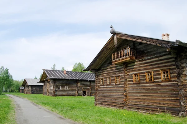 A velha casa de madeira — Fotografia de Stock