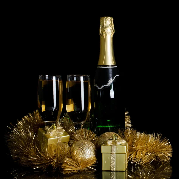 Champanhe com ornamentos de Natal — Fotografia de Stock