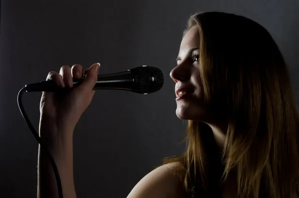 A menina com um microfone — Fotografia de Stock