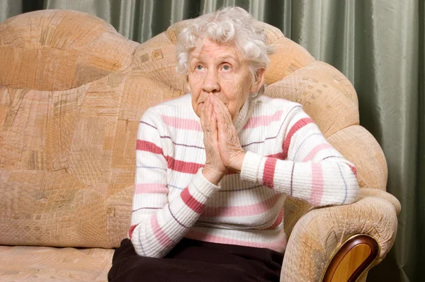 Portret van de oude vrouw op een sofa — Stockfoto