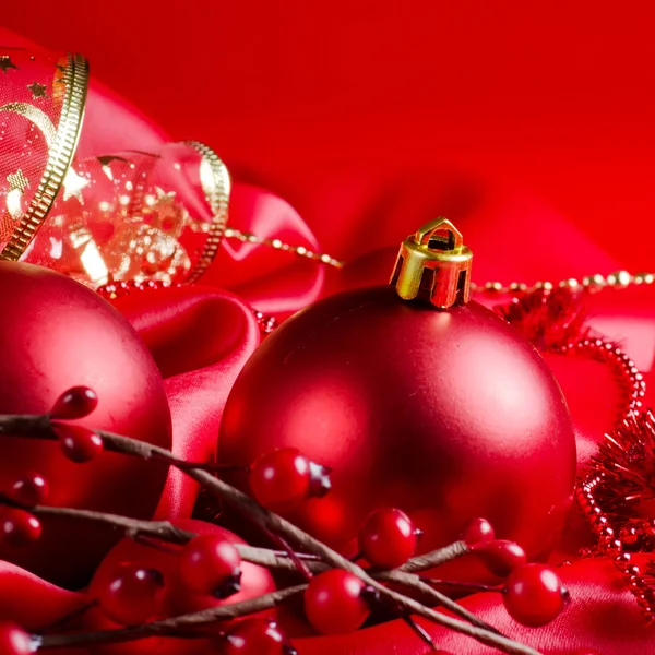 Las esferas de Año Nuevo sobre la tela roja —  Fotos de Stock