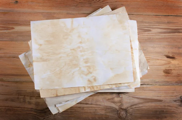Старий папір на дерев'яній поверхні — стокове фото