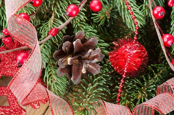 나무 배경에서 크리스마스 장식 테두리 — 스톡 사진