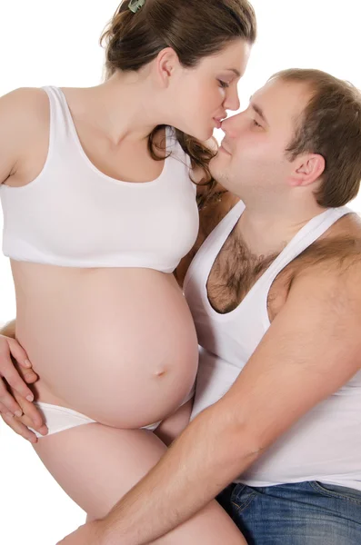 Счастливая беременная пара изолированы на белом — стоковое фото
