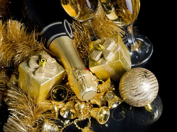 Champagner mit Weihnachtsschmuck — Stockfoto