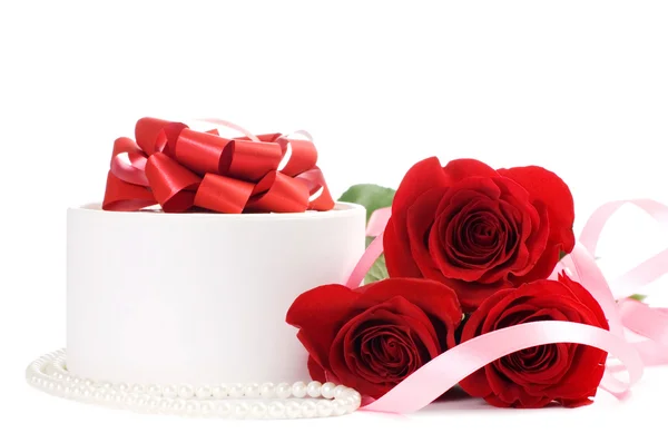 Rudá růže s krabicí s dárkem — Stock fotografie