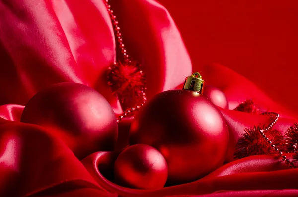 Esferas de Ano Novo em um tecido vermelho — Fotografia de Stock